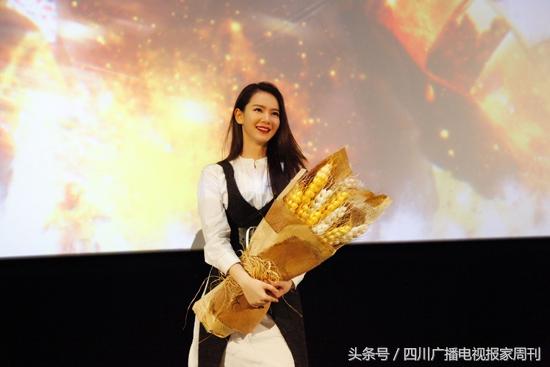 戚薇携电影《追捕》回成都造势