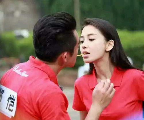 郑恺和杨颖睡觉照是真的吗