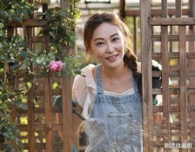 ​TVB知名女星哭戏爆红，未婚生女与男友相守十五年未婚，对继女如亲生