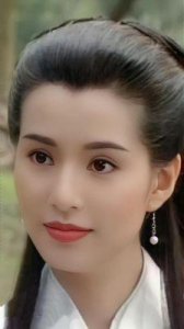 ​李若彤早年小龙女旧照流出，红裙造型清新可人