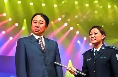 ​冯巩老婆艾慧逝世，冯巩已故是真的(冯巩妻子艾慧简历多大)