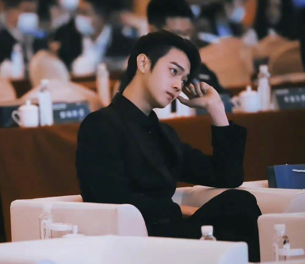 谭松韵进组《你比星光美丽》！身穿红衣很惹眼，男主人选好意外！