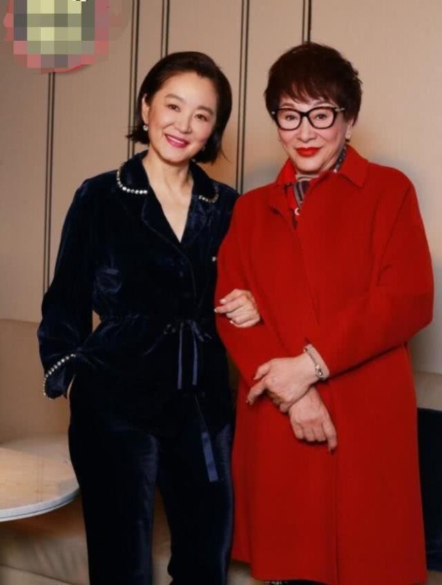 林青霞首次正面回应婚变消息，谈及与秦汉绯闻当场大笑