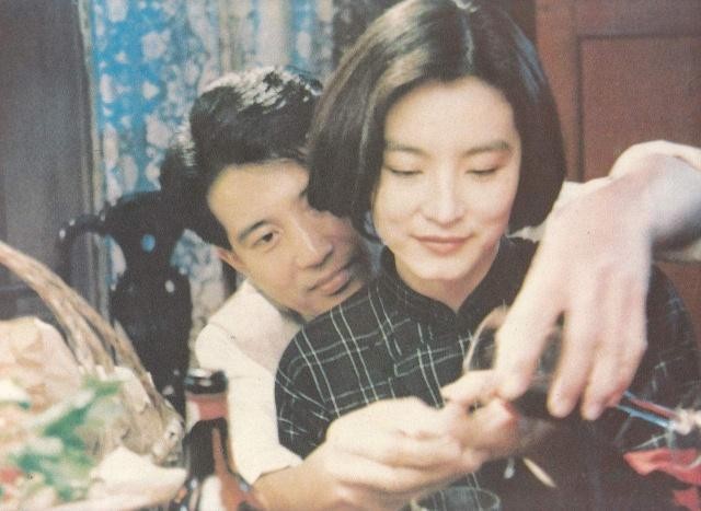 林青霞首次正面回应婚变消息，谈及与秦汉绯闻当场大笑