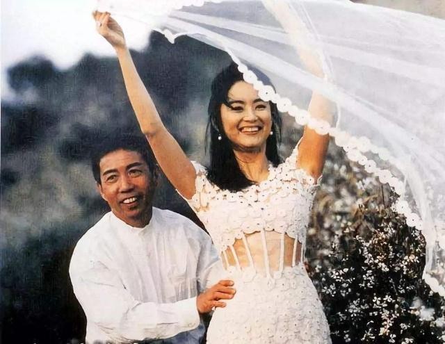 林青霞首次正面回应婚变消息，谈及与秦汉绯闻当场大笑