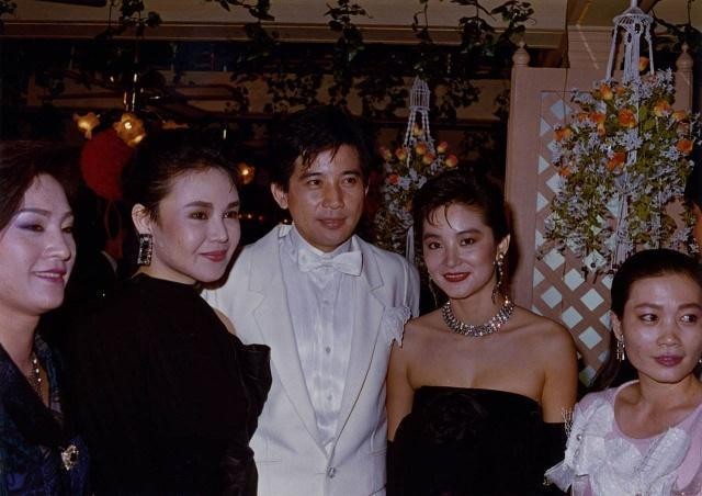 林青霞首次正面回应婚变消息，谈及与秦汉绯闻当场大笑