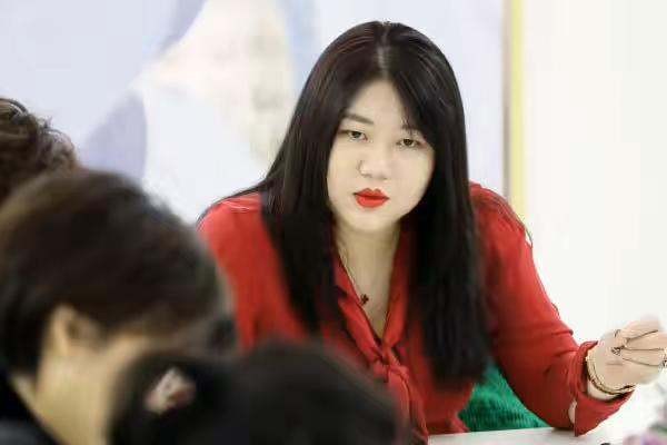 杨天真简介是谁的经纪人（娱乐圈的推手，比艺人还红的经纪人，没背景的杨天真凭什么能成功）