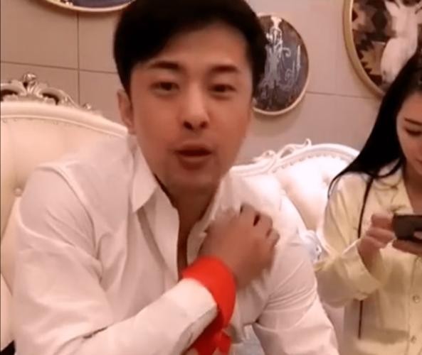 辛巴前妻和大女儿照片