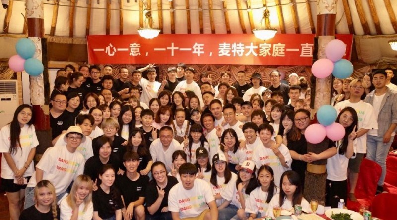范冰冰现身烤羊店（范冰冰穿宽松民族服饰小腹微凸）