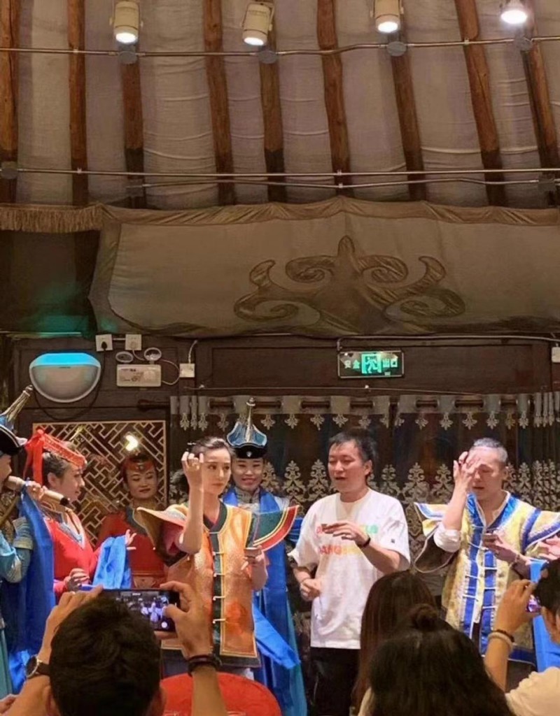 范冰冰现身烤羊店（范冰冰穿宽松民族服饰小腹微凸）