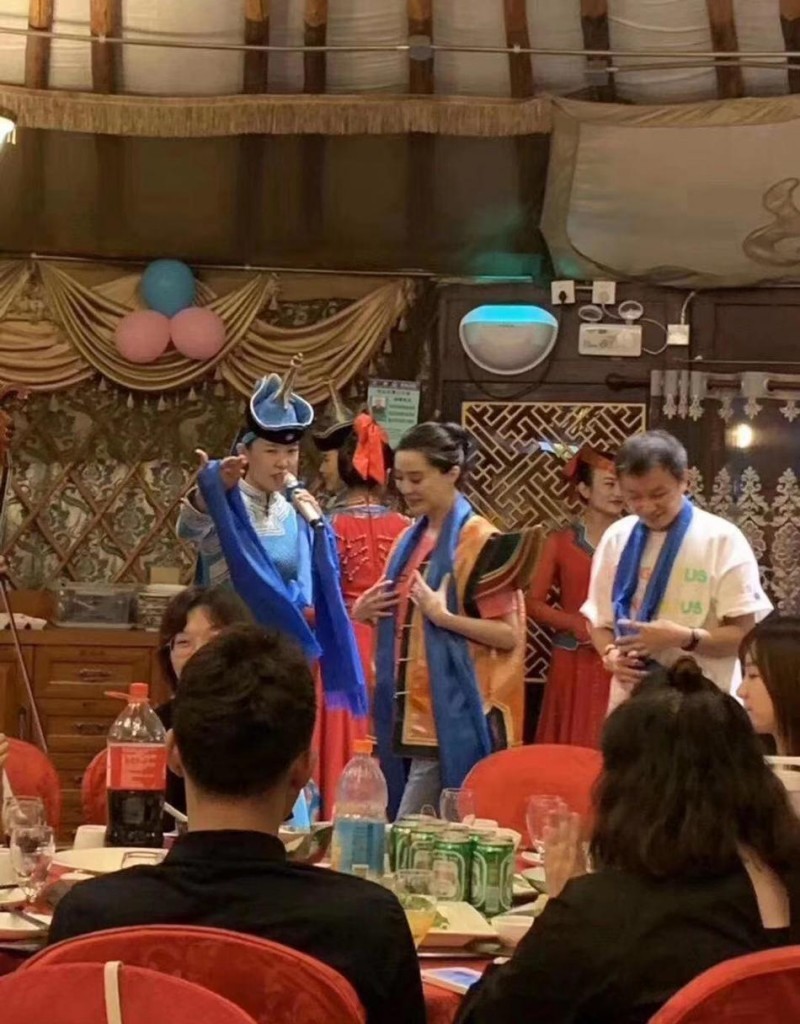 范冰冰现身烤羊店（范冰冰穿宽松民族服饰小腹微凸）