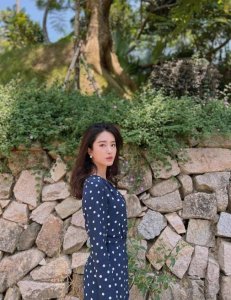 ​杨采钰清新脱俗 曼妙身材美得不可方物