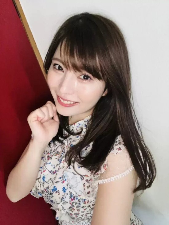 女主播出身的松本梨穂美图分享，新鲜的F车灯！