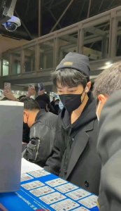 ​肖战凌晨启程米兰时装周 全黑搭配简约帅气