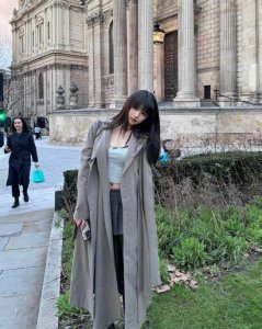 ​汪峰女儿小苹果罕晒英国游玩照 造型火辣超时尚