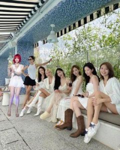 ​少女时代集体欢庆出道17周年，部分成员缺席以合成照亮相