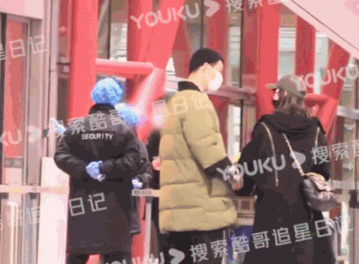 ​这破圈的缘分！马頔背后搂抱李纯 疑似恋情曝光