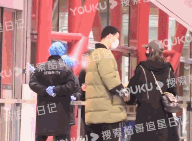 这破圈的缘分!马頔背后搂抱李纯 疑似恋情曝光