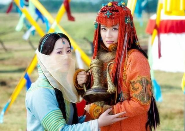 杨紫瘦出排骨胸（国民闺女杨紫一根链子勒出蜂腰）