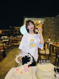 ​杨紫短发真的剪对了，穿白T恤配层次短发干净大方，越简单越高级