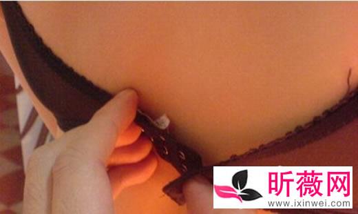 单手解胸罩教程真人示范 秒懂单手解胸罩