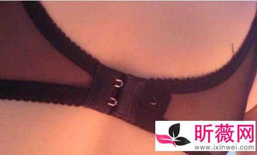 单手解胸罩教程真人示范 秒懂单手解胸罩