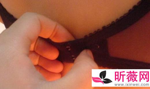 单手解胸罩教程真人示范 秒懂单手解胸罩