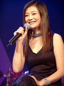 ​何静个人资料图片（歌手何静两段失败婚姻让她坚强）