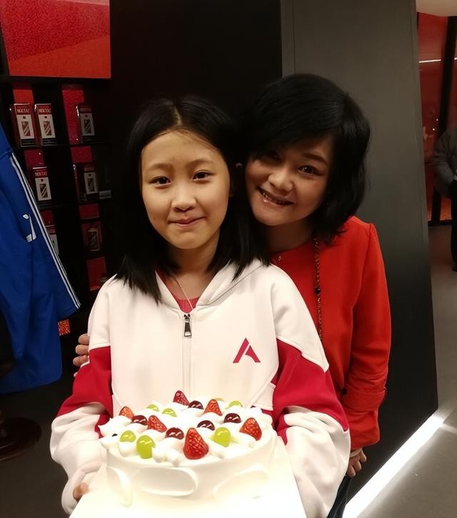 何静个人资料图片（歌手何静两段失败婚姻让她坚强）