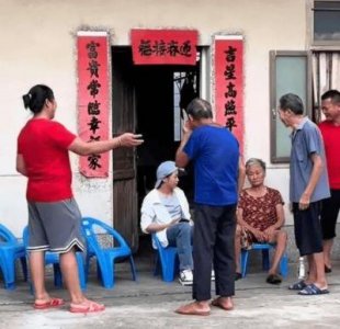 ​汪明荃佛山开唱！心疼全红婵老家被围观，劝民众做文化人