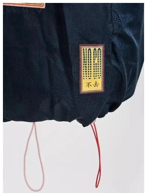 王凯工作室发日常博，亮点却是王凯的外套，哈哈哈