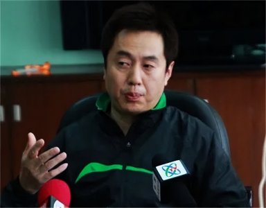 ​女乒教练施之皓，开除世界冠军郭跃引争议，娶小22岁弟子重回上海
