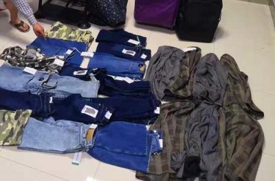 ​一男一女卖场里疯狂偷衣服 他们是如何“解锁”防盗扣的？原来玄机在这里……