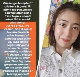 ​香港女首富甘比晒素颜自拍，皮肤娇嫩，穿针织衫嫩出水越活越年轻