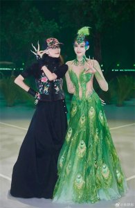 ​#关晓彤《王牌对王牌》最新舞台照出炉啦！好美的孔雀公主啊！