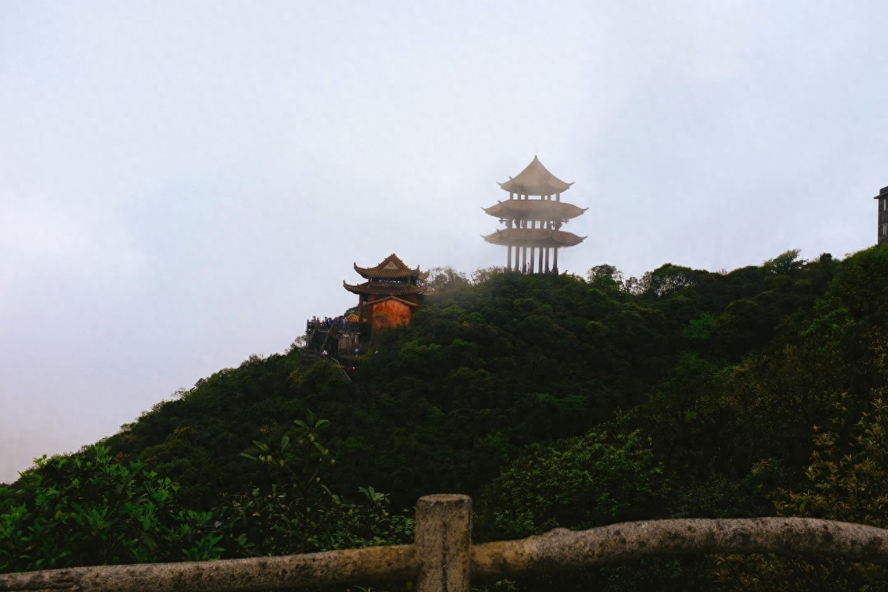 大明山最高峰大明顶海拔1489.9米,拥有32奇峰