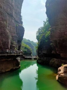 ​崖壁赤红，故称“红石峡”