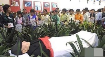 ​他一生都在挣钱存款却为零，去世后，天津整座城只为他一人送行