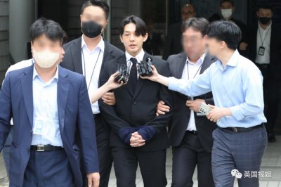 ​“五毒俱全”刘亚仁戴手铐接受审讯！昔日影帝被路人泼咖啡超狼狈