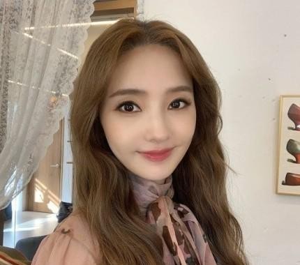 韩彩英结婚(韩彩英颜值回春超惹眼 )