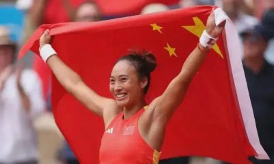 ​郑钦文夺金创造历史后，看台上经纪人火了，一张高级脸