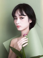 （王一菲饰演）