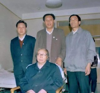 ​1990年，彭总遗孀浦安修，最后一次留影，对丈夫很怀念，悔不当初