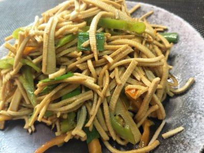 ​豆腐丝别凉拌着吃了，这才是豆腐丝最好吃的做法