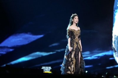 ​IU演唱会向粉丝透露耳朵出问题 时好时坏长达一年