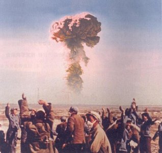 ​我国第一颗原子弹爆炸前，戈壁中出现了国军，居然还向爆炸点前进