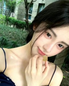 ​鞠婧祎吃糖被吐槽太色情，看了图片后，网友：不怪别人往歪了想