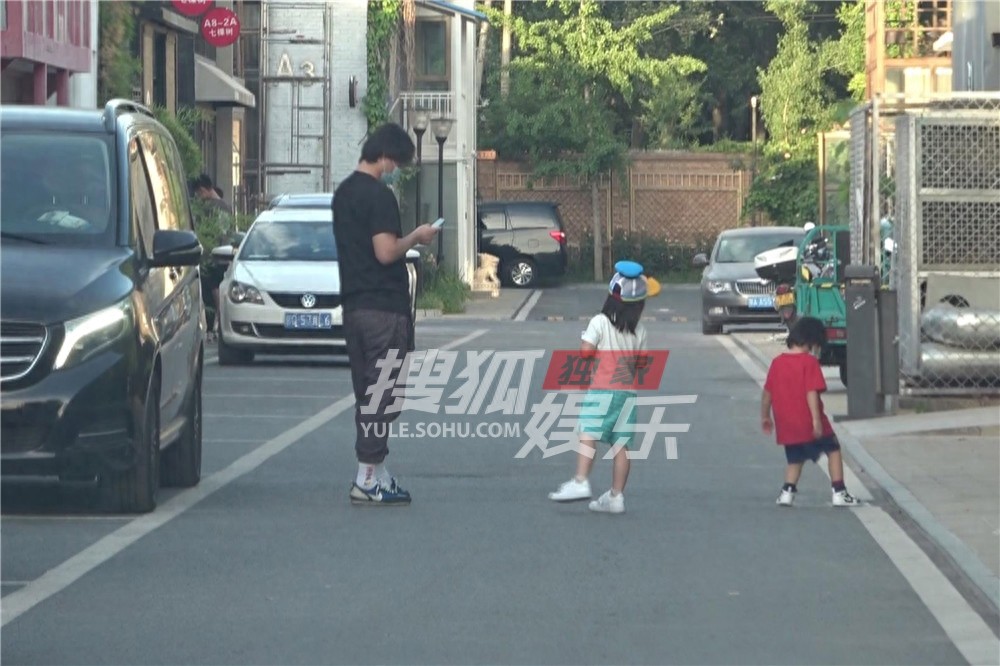 独家：李娜录节目打扮淑雅 老公孩子耐心等到天黑
