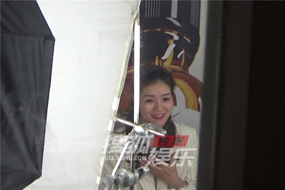 独家：李娜录节目打扮淑雅 老公孩子耐心等到天黑