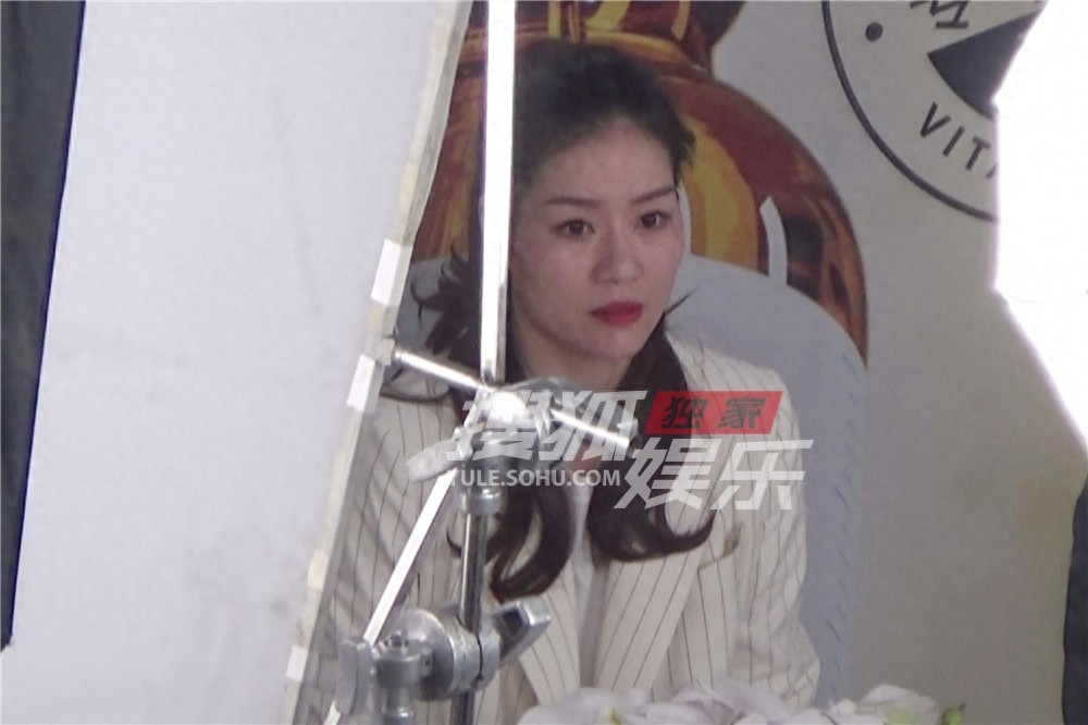 独家：李娜录节目打扮淑雅 老公孩子耐心等到天黑